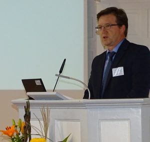 BRÜCKE-Geschäftsführer Frank Nüsse eröffnete die Tagung über die Neuordnung der Eingliederungshilfe