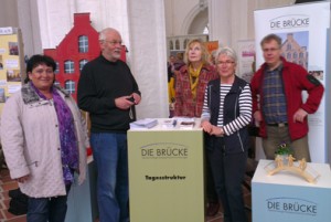 Ehrenamtler und Mitarbeiter der BRÜCKE bei der Ehrenamtsmesse in der Petri-Kirche im März 2014 (Foto BRÜCKE)