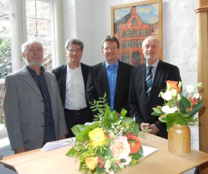 Peter Bruhn (ehemaliger Geschäftsführer), Bernd Kreuder-Sonnen (BRÜCKE-Verein), Frank Nüsse (Geschäftsführer seit 01.01.2014) und Dirk Wäcken (Gründungs-Geschäftsführer), von links