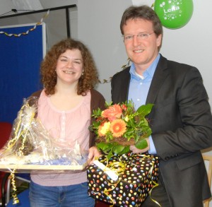 Geschäftsführer Frank Nüsse gratuliert der Kauffrau im Gesundheitswesen, Lena Ingenerf